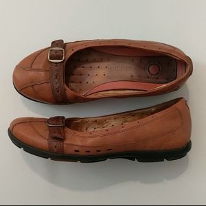 Clarks unstructured brown/tan flats great for fall